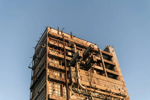 Construção abandonada da fábrica, construção velha enferrujada . — Fotografia de Stock