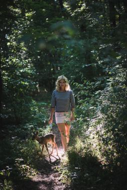 Geyik ile yürüyen kadın 