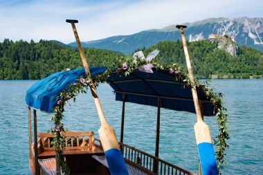 Lake Bled, Slovenya, çiçek dekorasyonu ile tekne