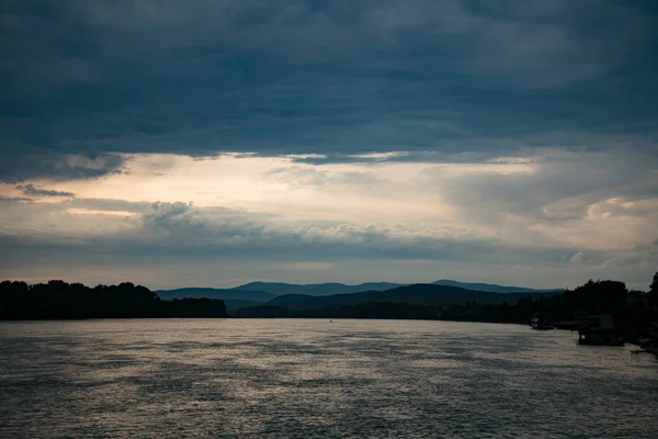 Bela paisagem. Nuvens do pôr do sol sobre o rio Danúbio — Fotografia de Stock