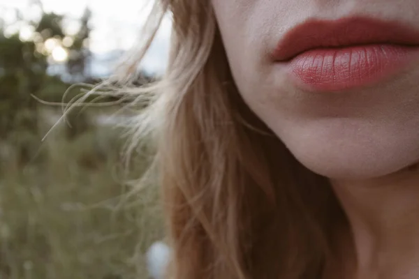 Close-up van de mooie vrouwelijke lippen. — Stockfoto