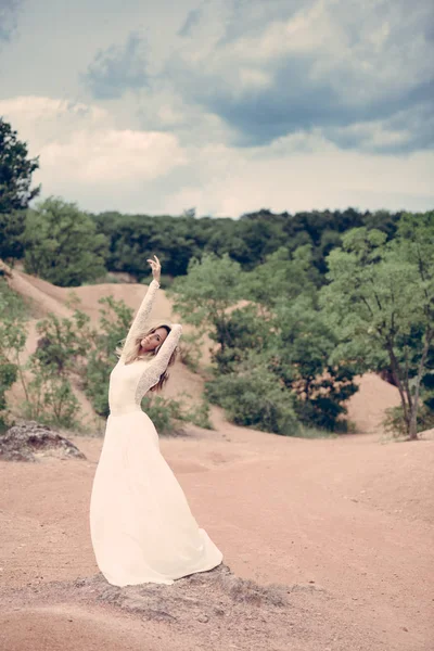 Bella sposa in piedi all'aperto. Posizione elegante . — Foto Stock