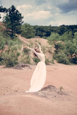 Zarif gelin açık poz.