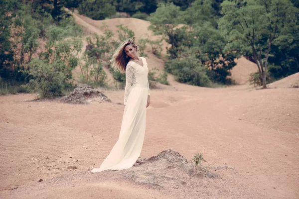 Bella sposa in piedi all'aperto — Foto Stock