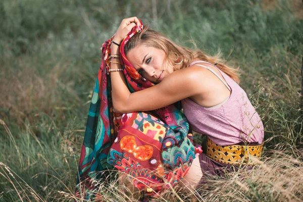 Мандрівник жінка відпочиває на відкритому повітрі — стокове фото
