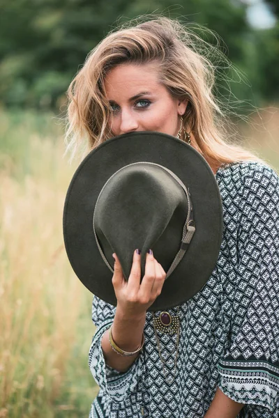 Jovem mulher adulta escondida atrás do chapéu . — Fotografia de Stock