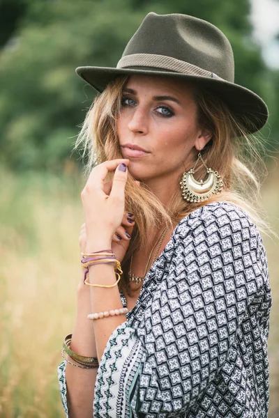 Hermoso retrato de vaquera. Mujer usando sombrero . — Foto de Stock