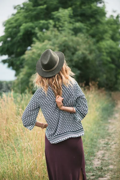 Vue arrière de la femme à la mode en plein air — Photo