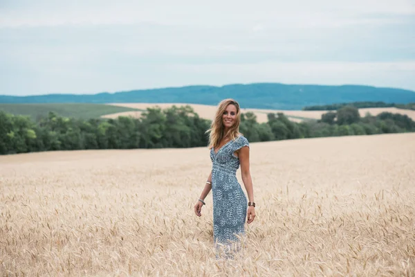 Bella giovane donna in piedi al campo di grano — Foto Stock