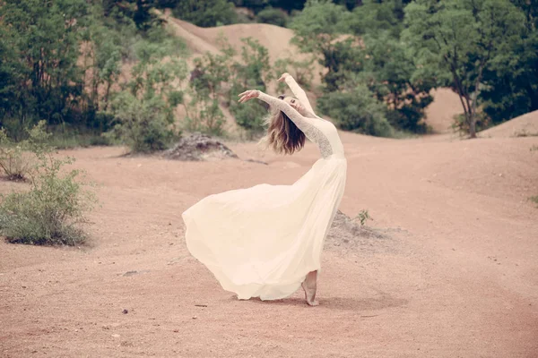 Vackra ballerina eller brud poserar utomhus — Stockfoto