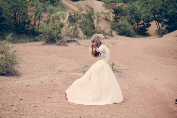 Belle ballerine ou mariée posant en plein air — Photo