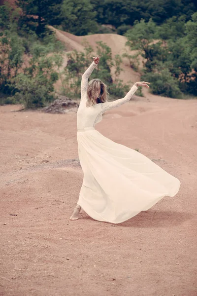 Hermosa esposa bailando al aire libre — Foto de Stock