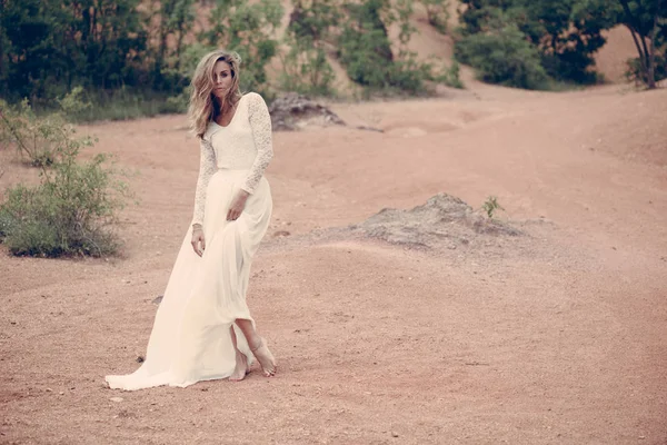 Bruden stod i blåsigt väder. Vacker vit klänning. — Stockfoto
