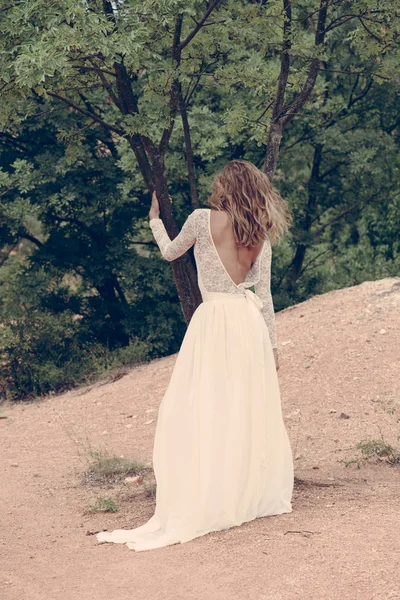 Vista posteriore di bella sposa — Foto Stock