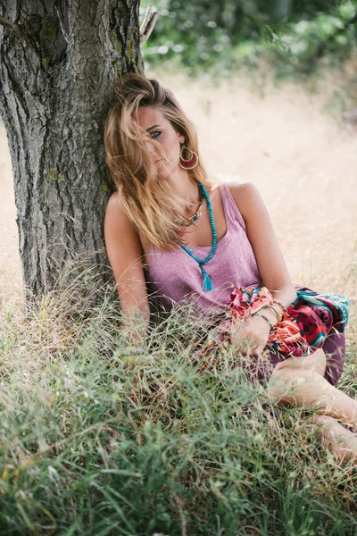 Belle femme couchée en plein air, portrait de femme aux cheveux longs — Photo