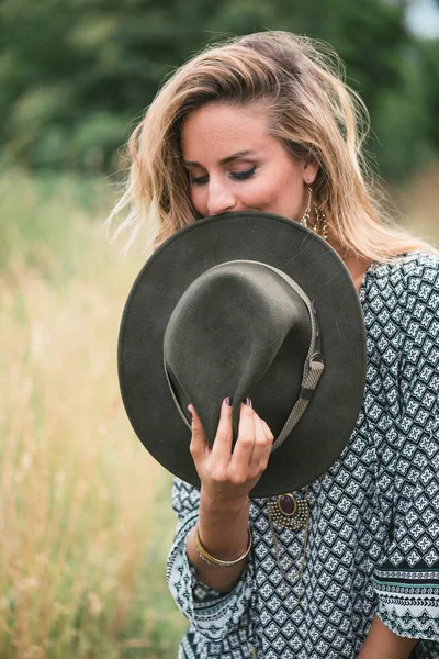 Bella donna viaggiatore con cappello all'aperto — Foto Stock