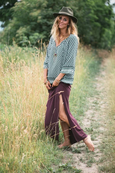 Viajero mujer de pie al aire libre — Foto de Stock