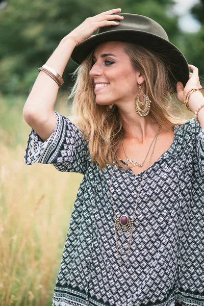 Smiling woman outdoor portrait — Stock Photo, Image