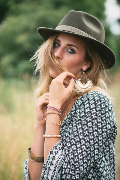 Langharige vrouw portret — Stockfoto