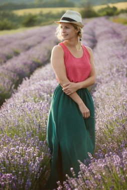 Kaygısız kadın açık havada. Özgürlük kavramı.