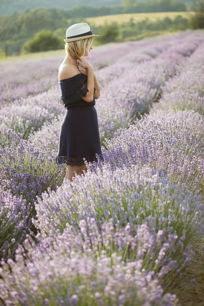 Sorrindo mulher bonita desfrutar da vida ao ar livre. Mulher no campo de lavanda . — Fotografia de Stock