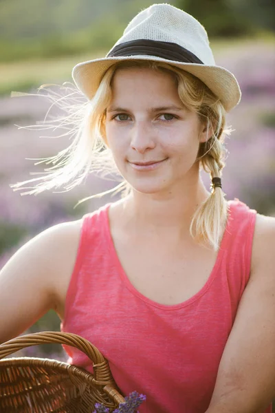 Roztomilý ženský portrét. Blond žena s úsměvem. Při pohledu na fotoaparát. — Stock fotografie