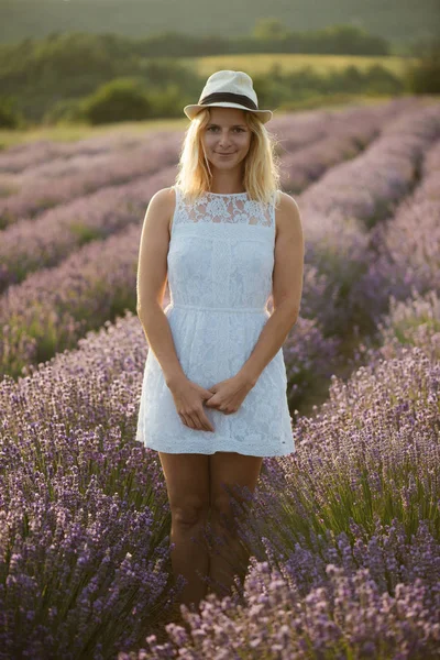 Lächelnde schöne Frau genießt das Leben im Freien. Frau im Lavendelfeld. — Stockfoto