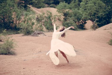 Kaygısız gelin dansı yapan açık havada hareket eder. Mutlu gelin dans.