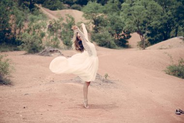 Kaygısız gelin dansı yapan açık havada hareket eder. Mutlu gelin dans.