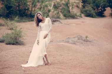 Gelin. Güzel gelin açık havada. Beyaz gelinlik. Mutlu gelin kavramı.