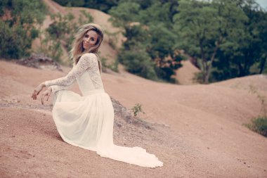 Gelin. Güzel gelin açık havada. Beyaz gelinlik. Mutlu gelin kavramı.