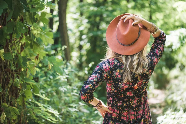 Lifestyle concept. Woman in nature. — Stock Photo, Image