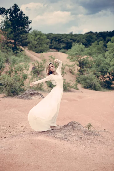 Mariée insouciante faisant danse se déplace à l'extérieur. Joyeuse mariée dansant . — Photo