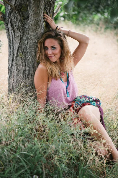 Schönes Frauenporträt. junge erwachsene Frau entspannt sich unter einem Baum im Freien. — Stockfoto