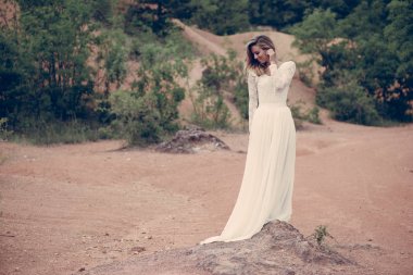 açık havada duran güzel gelin