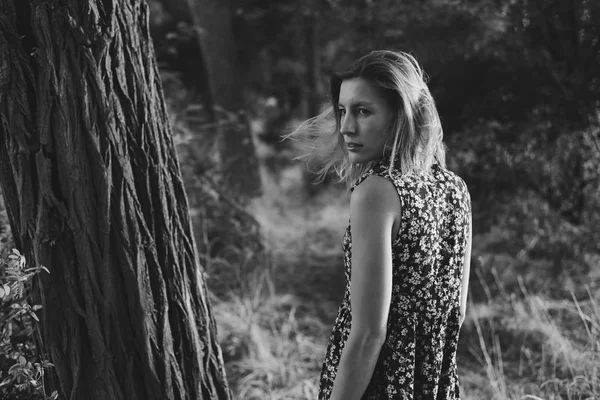 森で美しい女性の黒と白の肖像画 — ストック写真