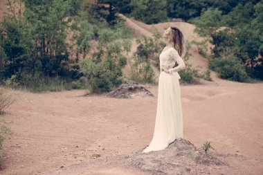 Güzel gelin beyaz gelinlikle açık