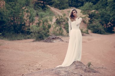 Güzel gelin beyaz gelinlikle açık