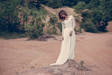 Güzel gelin beyaz gelinlikle açık