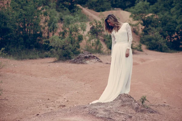 Belle mariée en robe de mariée blanche en plein air — Photo