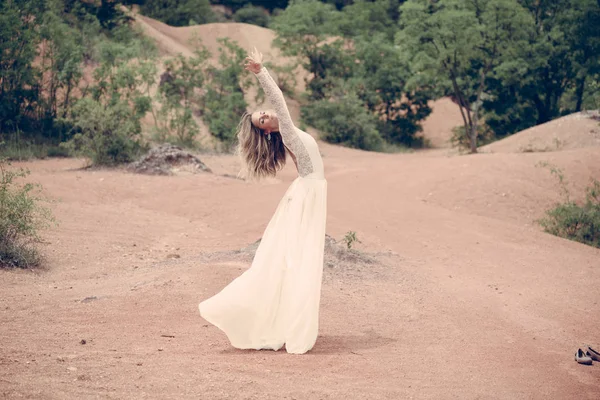 Красивая невеста танцует на открытом воздухе — стоковое фото