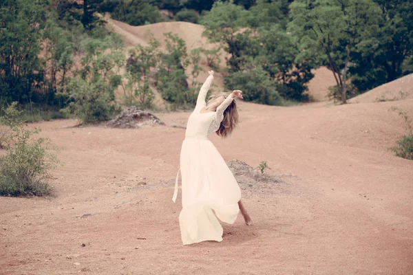 Hermosa novia bailando al aire libre — Foto de Stock