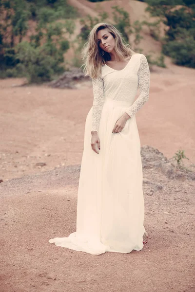Hermosa novia en vestido de novia blanco al aire libre — Foto de Stock