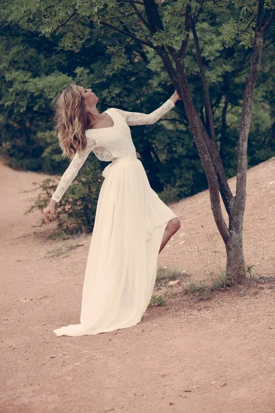 Belle mariée en robe de mariée blanche en plein air — Photo