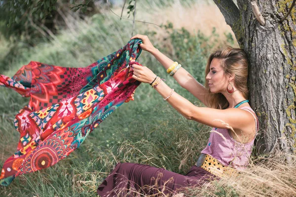 Gypsy woman buiten, vakantie concept — Stockfoto