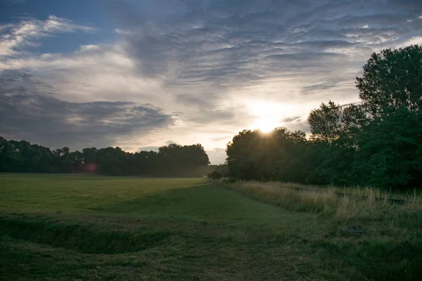 Beautiful morning landscape with the rising sun. — Stock Photo, Image