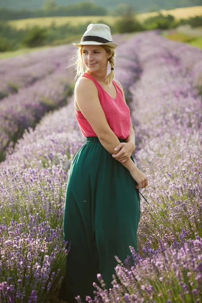 Young woman standing at lavender field — Stock Photo, Image