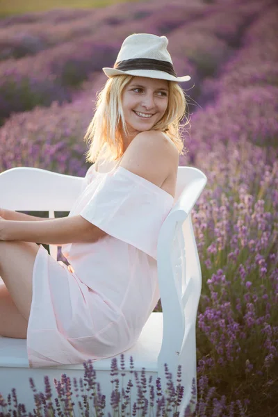 Carino giovane donna rilassante al campo di lavanda — Foto Stock