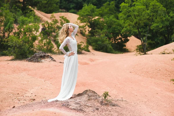 La sposa felice gode la vita all'aperto. Bella donna in abito da sposa . — Foto Stock