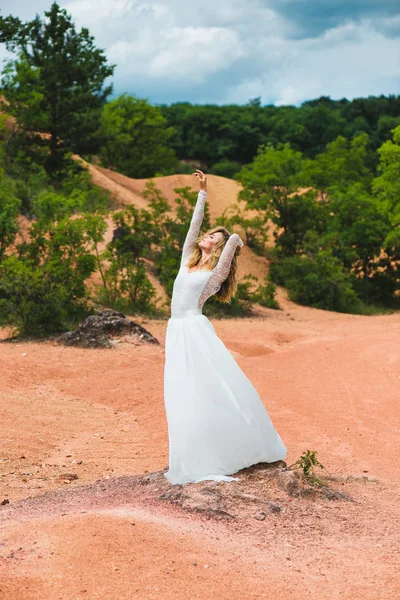 Novia feliz disfrutar de la vida al aire libre. Hermosa mujer en vestido de novia . —  Fotos de Stock